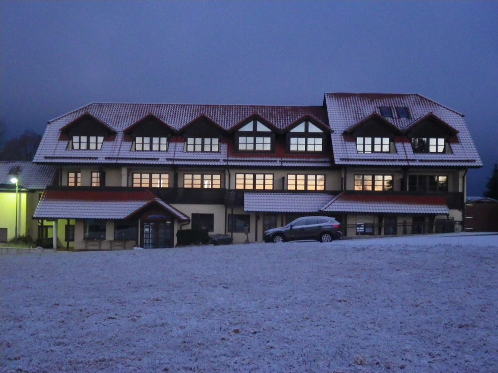 Berggasthof & Hotel Kranich, Hinterrod Eisfeld Exterior foto
